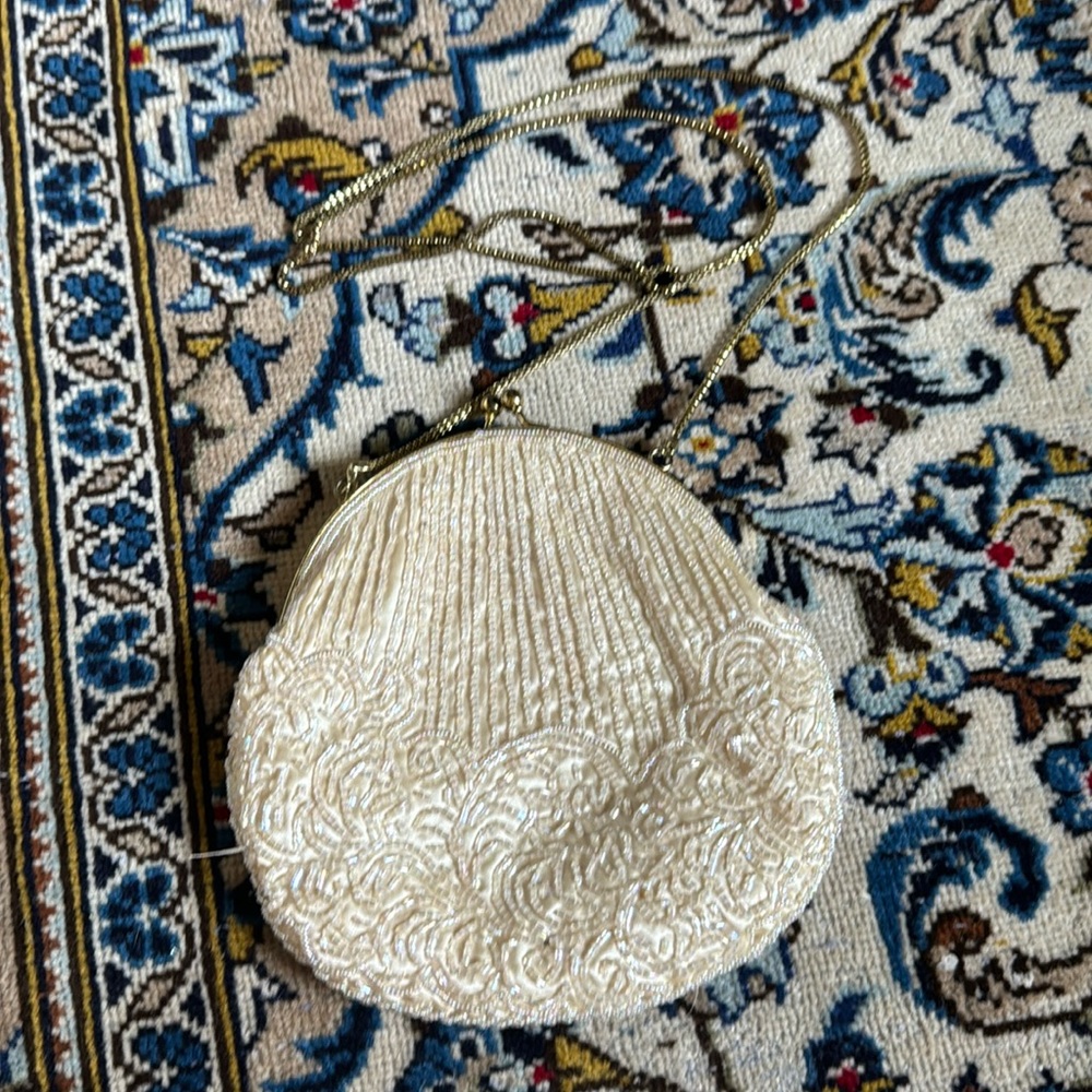 Vintage clamshell white beaded purse / clutch